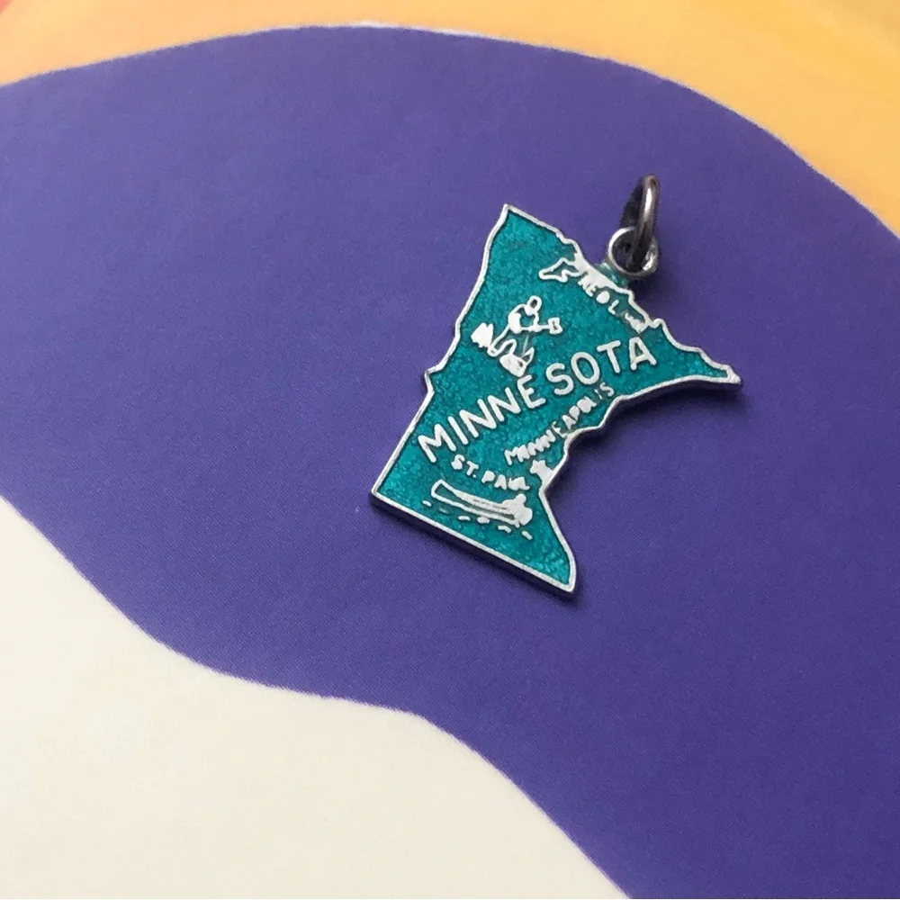 🦄 ⚡️💜 SALE Cute vintage sterling silver & green enamel Minnesota state pendant